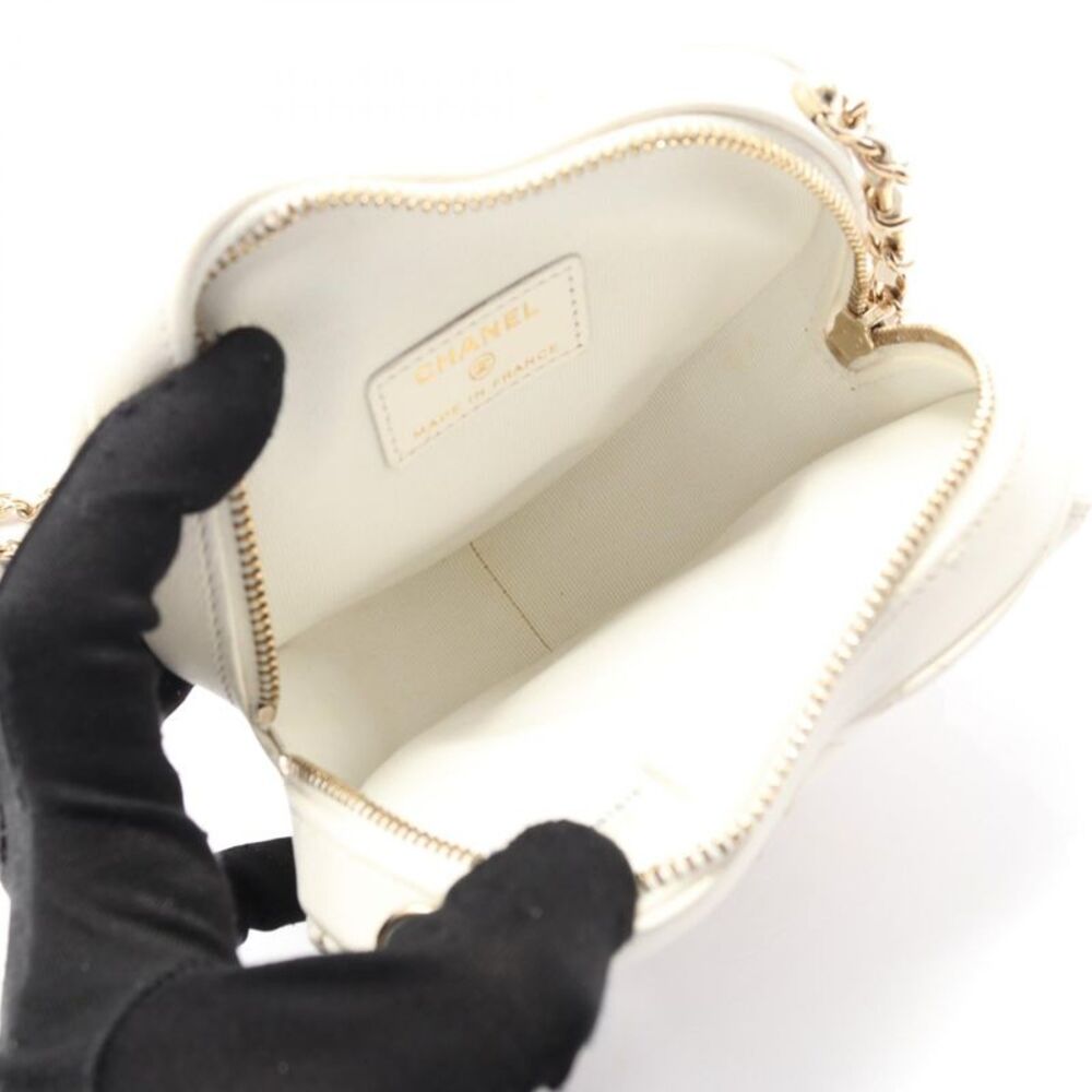 Chanel Heart Chain Lambskin Clutch Bag - Picture 7 of 9